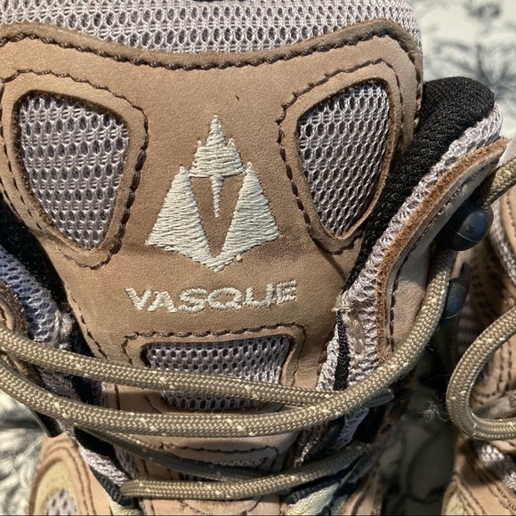 VASQUE Sz 9.5  Leather Gore-Tex Vibram Soles Hiking Boots - Picture 3 of 15